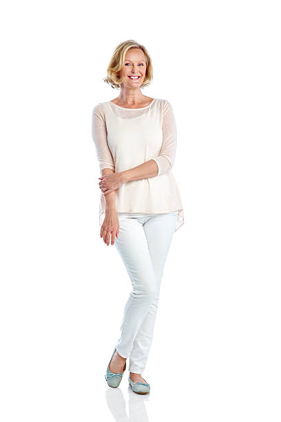 attraente donna matura in posa su bianco - blond hair fashion smiling attractive female foto e immagini stock