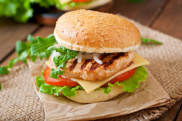 sanduíche com frango burger, queijo, tomate e alface - turkey burger imagens e fotografias de stock