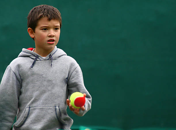 pequeno jogador de ténis - tennis teenager little boys playing imagens e fotografias de stock