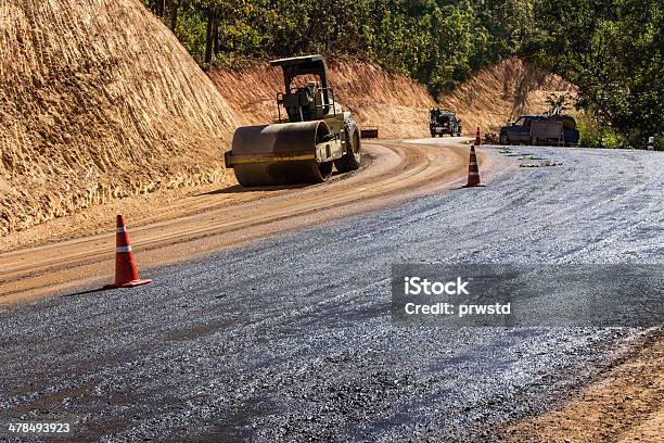 Strada Di Campagna Al Lavoro Con Rullo - Fotografie stock e altre immagini di Ambientazione esterna - Ambientazione esterna, Asfalto, Asia