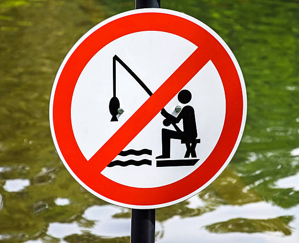 istock No fishing sign 478494632