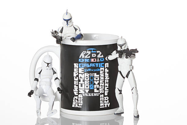 clone troopers sair em r2d2 caneca - r2 d2 fictional character imagens e fotografias de stock