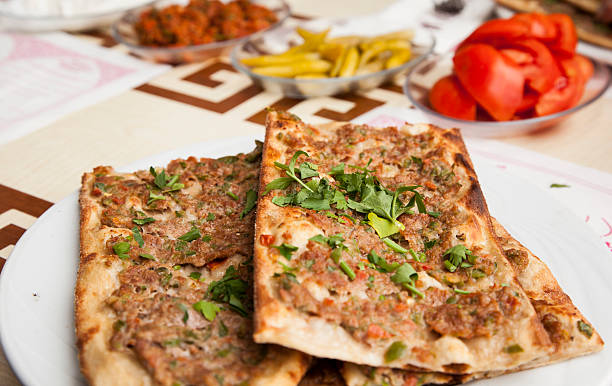 konya turco de pizza con carne de tierra - pancake buttermilk buttermilk pancakes equipment fotografías e imágenes de stock