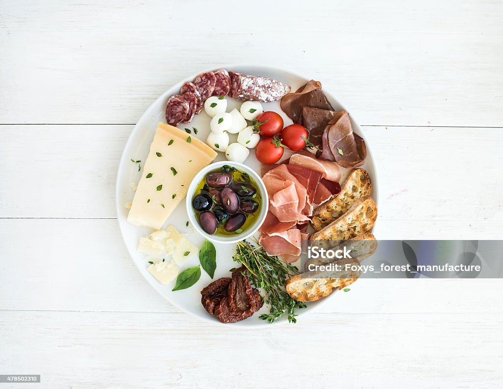 De vinos y aperitivos. Tomates Cherry de carne, queso parmesano, variedad, pan - Foto de stock de 2015 libre de derechos