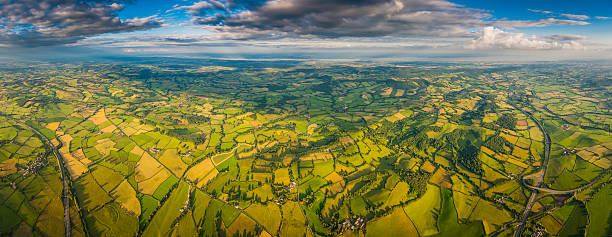 panorama de vista aérea verde campos de retalhos país vilas e rodovias - welsh culture wales field hedge - fotografias e filmes do acervo