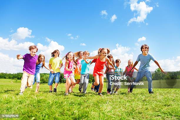 Viele Kinder Laufen Stockfoto und mehr Bilder von Aktivitäten und Sport - Aktivitäten und Sport, Bewegung, Bunt - Farbton