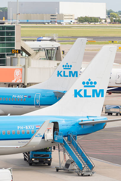 klm aviones en aeropuerto de schiphol - editorial outdoors vertical amsterdam fotografías e imágenes de stock