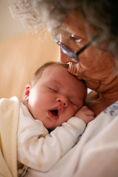 vovó beijando bebê - baby grandparent newborn grandmother - fotografias e filmes do acervo