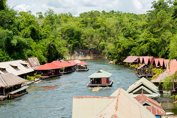 rafting no rio kwai (khwae noi rio), kanchanaburi, tailândia. - balsa tree imagens e fotografias de stock