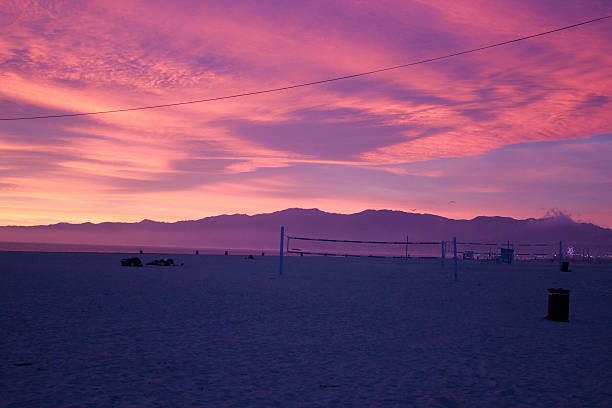 venice beach sonnenuntergang himmel im winter-sonnenwende - venice california santa monica pier sunset beach stock-fotos und bilder