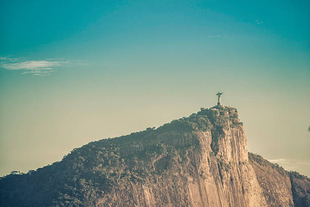 lever du soleil sur la colline du corcovado à rio de janeiro - statue du christ rédempteur photos et images de collection