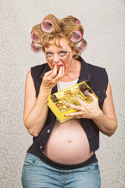 grávida lady pigging fora - ugliness women humor lipstick imagens e fotografias de stock