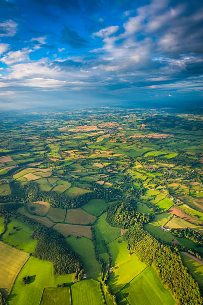 vue aérienne du paysage d'été en vert sous un ciel grand pays - welsh culture wales field hedge photos et images de collection