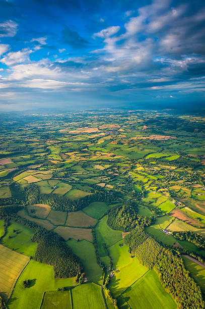 vista aérea do verão paisagem verde sob o céu país grande - welsh culture wales field hedge - fotografias e filmes do acervo