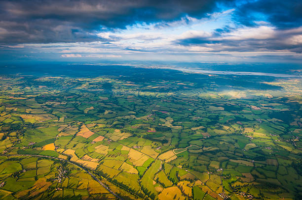 vista aérea sobre a zona rural verde manta de retalhos da fazenda campos - welsh culture wales field hedge - fotografias e filmes do acervo