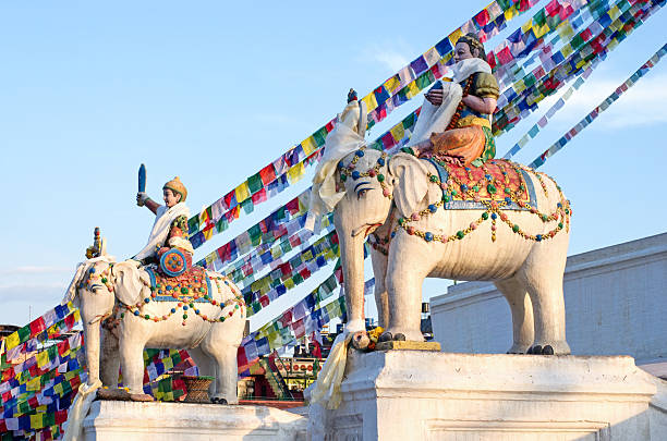 статуи вблизи boudhanath ступа в катманду - bodnath stupa kathmandu stupa flag стоковые фото и изображения