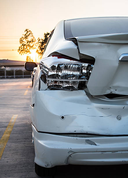 concepto de seguros de accidente de coche - dented car crash accident fotografías e imágenes de stock