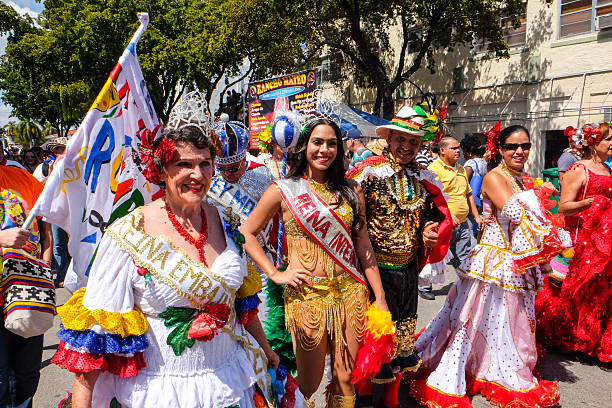 beauty queen-size-betten an der calle ocho festival - schönheitskönigin stock-fotos und bilder