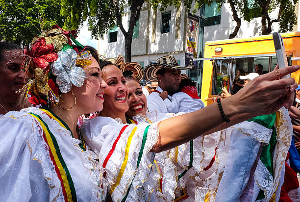 beauté femme dans la calle ocho festival - ethnic editorial make up colors photos et images de collection