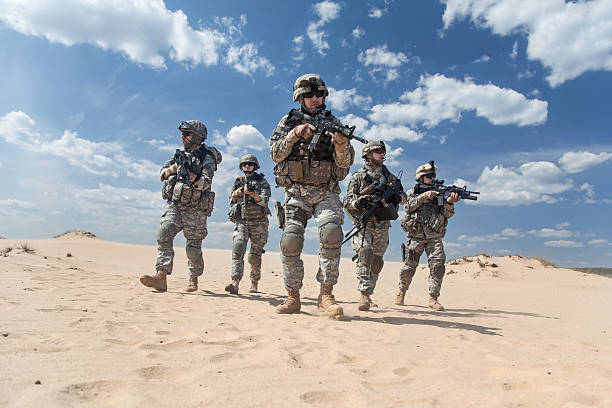 infantrymen in azione - marines military uniform us military foto e immagini stock