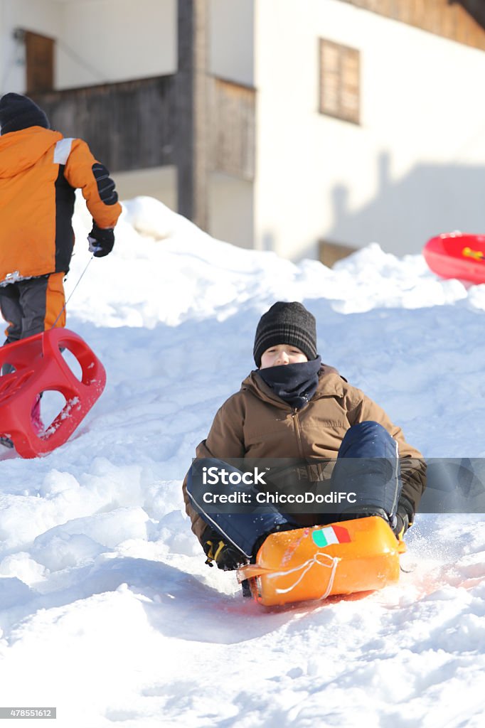 young guy desciende con el bob por descenso - Foto de stock de 2015 libre de derechos