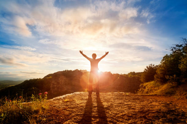 religijnego i pochwały - forgiveness praying men silhouette zdjęcia i obrazy z banku zdjęć