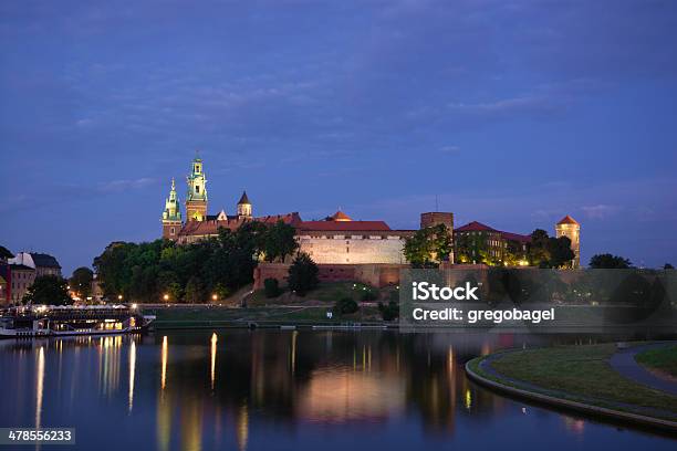 Colina E Catedral Wawel Em Cracóvia Polónia - Fotografias de stock e mais imagens de Anoitecer - Anoitecer, Ao Ar Livre, Bairro Antigo
