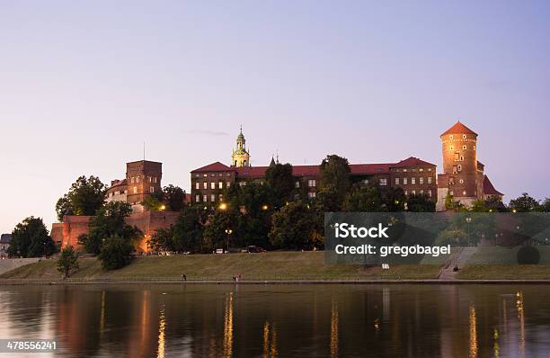 Photo libre de droit de Colline Du Wawel Et La Cathédrale De Cracovie Pologne banque d'images et plus d'images libres de droit de Bâtiment vu de l'extérieur