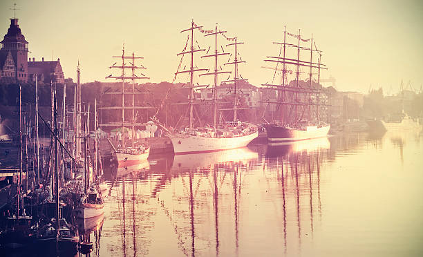 foto de estilo retro en tonos de navegación buques en sunrise. - odra river fotografías e imágenes de stock