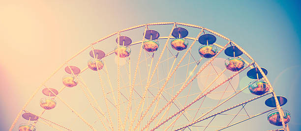 vintage photo d'un filtre carrousel au coucher du soleil. - ferris wheel flash photos et images de collection