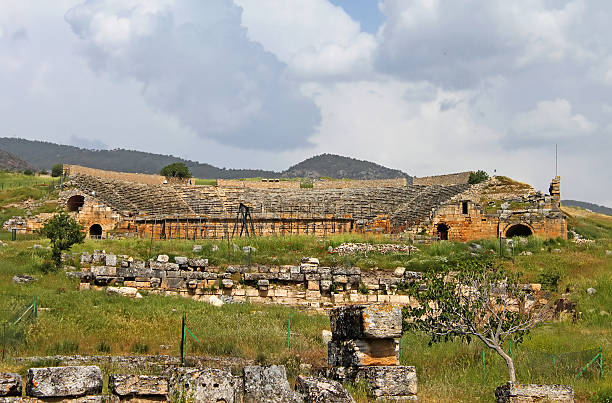 старинный амфитеатр возле памуккале в hierapolis, турция - hierapolis stadium stage theater amphitheater стоковые фото и изображения