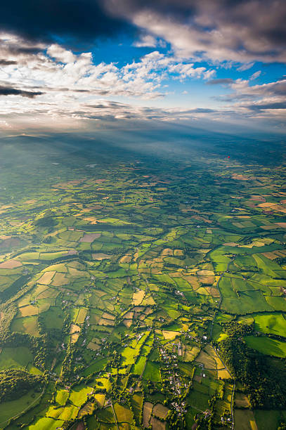 a luz do sol que nuvens na paisagem rural idílico, vista aérea - welsh culture wales field hedge - fotografias e filmes do acervo