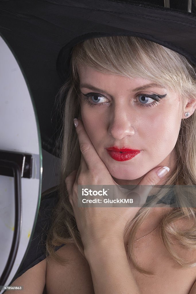 Kobieta patrzy w lustro pensively - Zbiór zdjęć royalty-free (Biały)