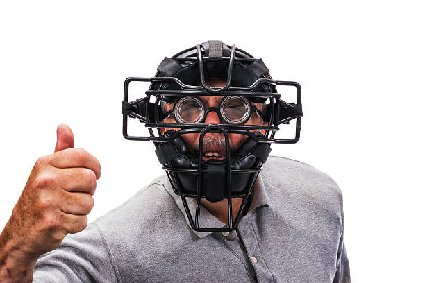 관찰장소 야구공 또는 소프트볼 홈화면 플라테 심판 안경 착용에 - 야구 심판 뉴스 사진 이미지