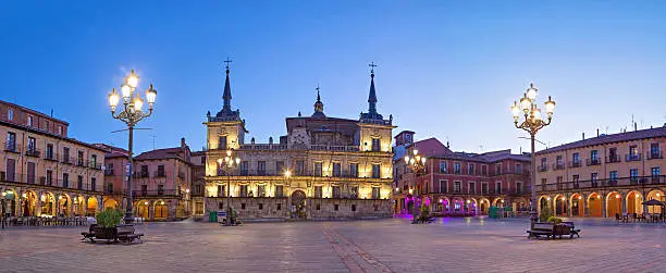 Photo of Evening panorama of Plaza Mayor in Leon