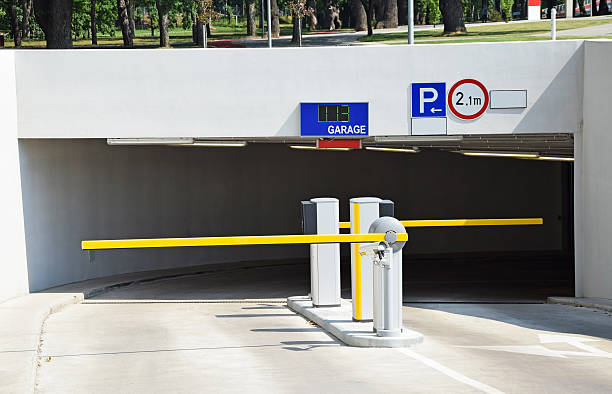 la entrada del garaje - boundary parking security barrier gate fotografías e imágenes de stock