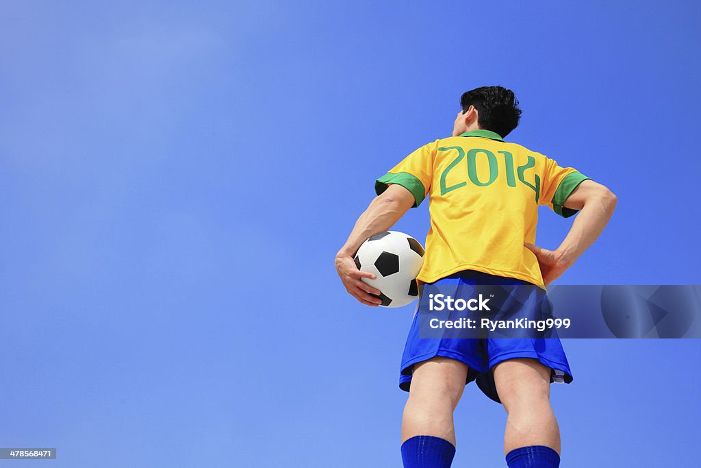 Foto de Vamos Jogar Futebol Agora e mais fotos de stock de 2014 - 2014,  Adulto, Amarelo - iStock