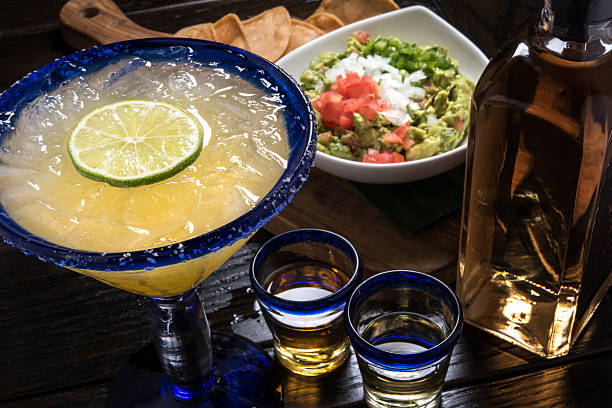 マルガリータ、テキーラの写真、グアカモレ - drink mexican culture tequila shot tequila ストックフォトと画像