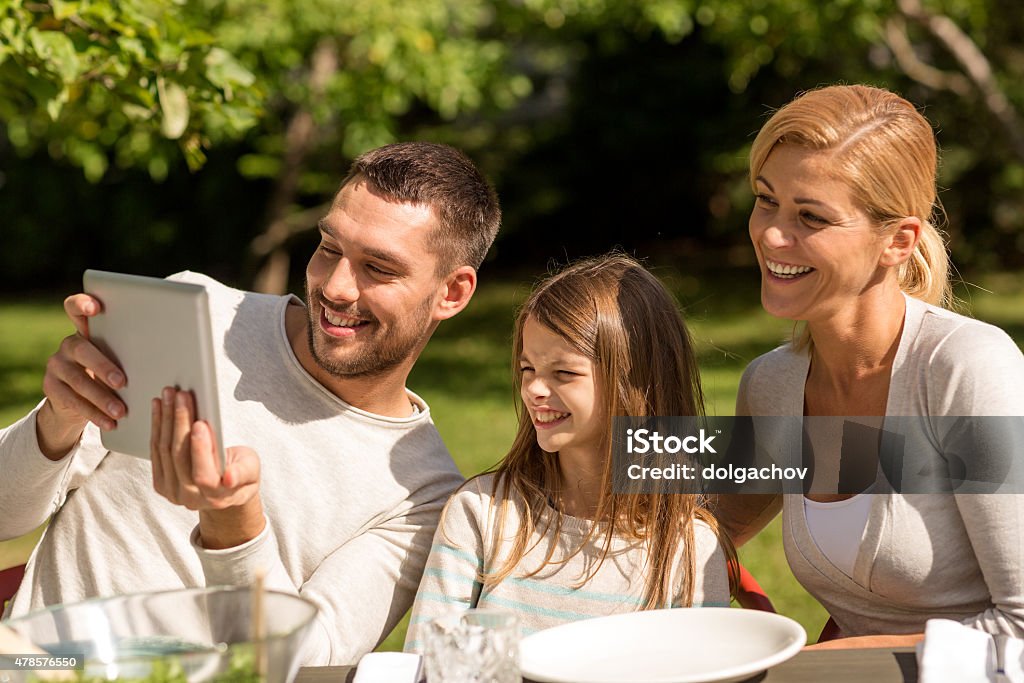 Glückliche Familie mit tablet pc im Freien - Lizenzfrei Feiern Stock-Foto