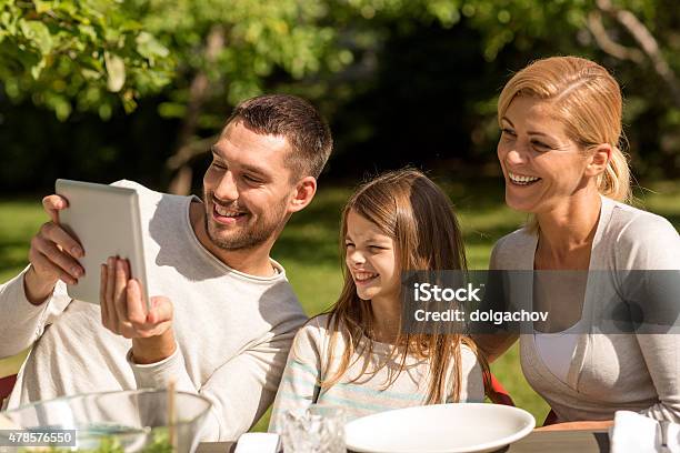 Glückliche Familie Mit Tablet Pc Im Freien Stockfoto und mehr Bilder von Feiern - Feiern, Hausgarten, Internet