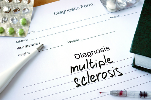 Diagnóstico de esclerosis múltiple y pastillas. photo
