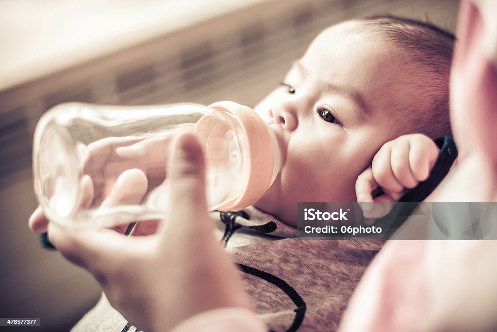 Mãe alimentando recém-nascido em garrafa - Foto de stock de 12-17 meses royalty-free