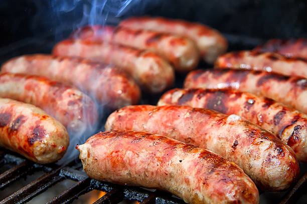 bratwurst salsichas na grelha. - sausage bratwurst barbecue grill barbecue imagens e fotografias de stock