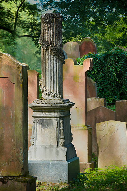 墓石や柱の墓墓地 - antique engraved image moonlight night ストックフォトと画像