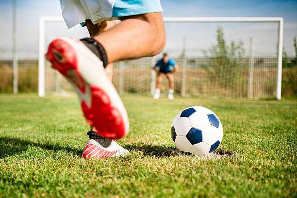 soccer player kopnij piłką w kary - soccer shoe soccer player kicking soccer field zdjęcia i obrazy z banku zdjęć