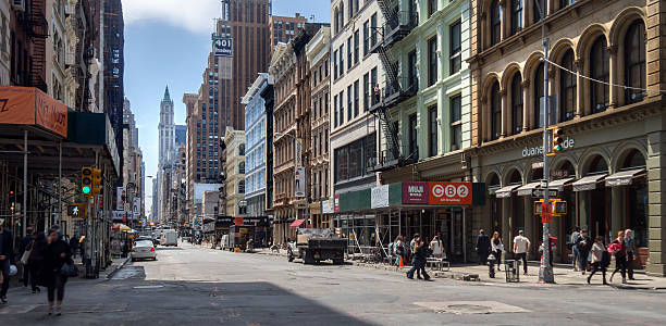 scène de rue sur broadway, dans manhattan, new york - people traveling business travel travel new york city photos et images de collection