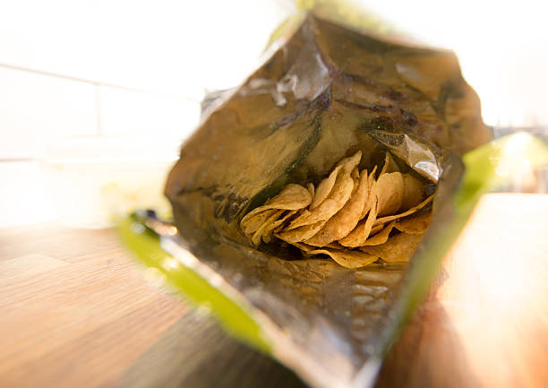 à l'intérieur d'un paquet de chips - raw potato organic rustic bag photos et images de collection