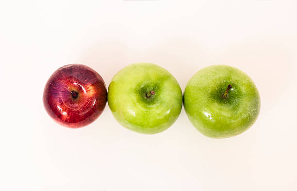 brilhando três maçãs consecutivas - apple granny smith apple three objects green - fotografias e filmes do acervo