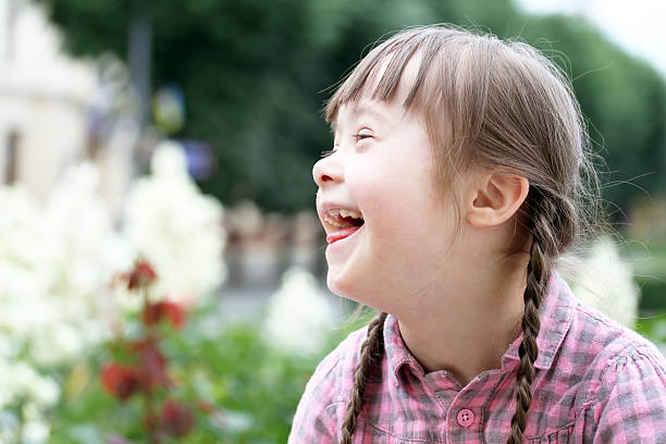 portrait d'une belle jeune fille - child cheerful little girls down syndrome photos et images de collection