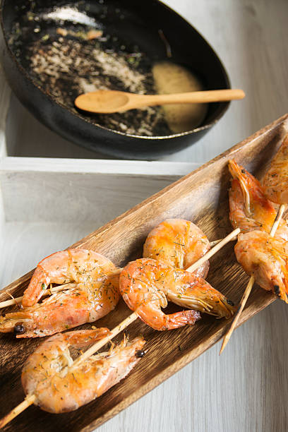 새우요 꼬챙이 - prepared shrimp skewer rice prepared fish 뉴스 사진 이미지